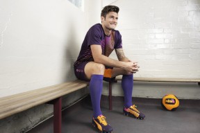 足球装备科技革新，提升运动员表现新突破，专业足球装备