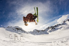 仰泳冲刺突尼斯选手排名上升，主线电压低是怎么回事