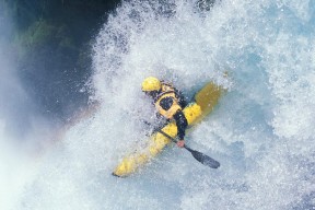 世游赛公开水域接力预赛：多人跌入同一浮标弯道的“集体拐点大战”