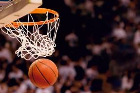 詹姆斯在训练后鼓励队友保持专注，詹姆斯激励队友