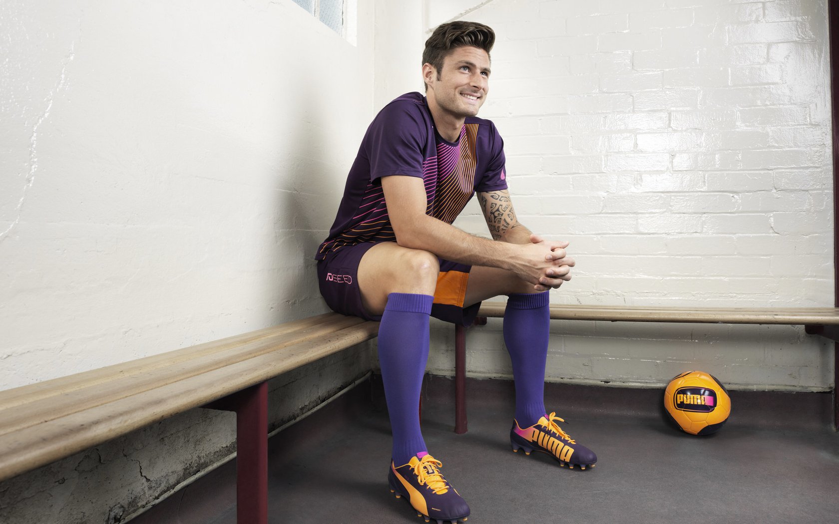 亚历克斯·格林伍德在橄榄球锦标赛中发挥出色，成为防守新星，亚历克斯-格林伍德